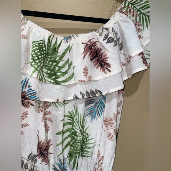 NEVER WORN* Medium beautiful open shoulder romper - Picture 3 of 6